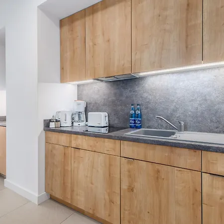 Aquamarina Prima By The By Renters