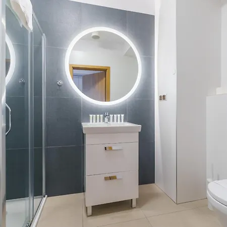 Aquamarina Prima By The By Renters