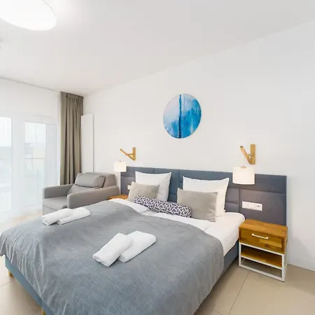 Aquamarina Prima By The By Renters