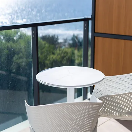 Aquamarina Prima By The By Renters